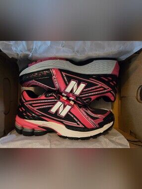 NIB New Balance 1906R Pink/Black Colorway Size 6 Women / 4.5Y